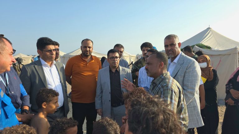 Ministers of Human Rights and State Inspect Conditions of Displaced Families at Al-Firdaws Camp in Aden